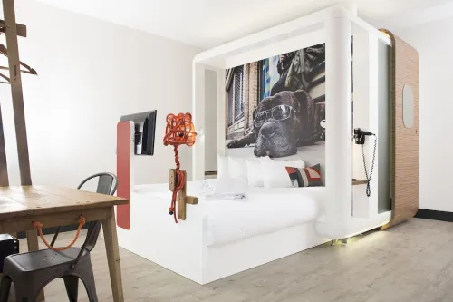The Corner, London City Rooms Photos
