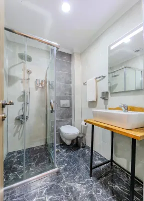 La Pazza Suites Rooms Photos