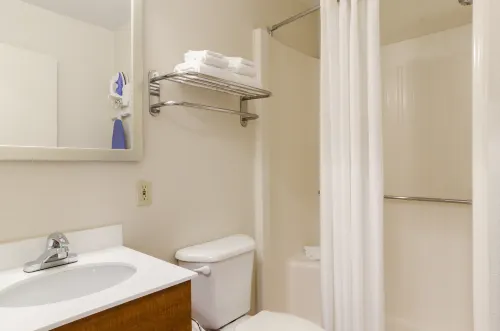 HomeTowne Studios Lake Charles - Sulphur Rooms Photos