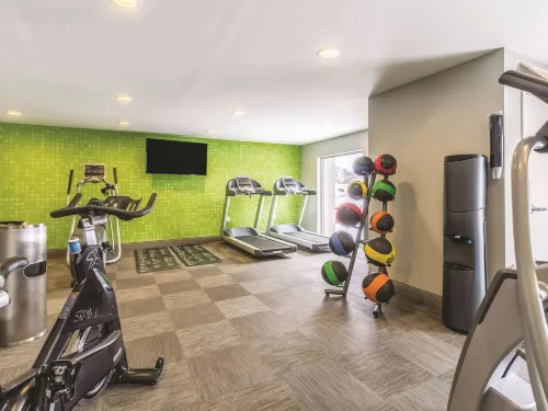 La Quinta Inn & Suites by Wyndham Cleveland - Airport North Featured Photos