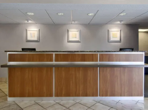 Super 8 by Wyndham Deerfield - Northbrook Public Areas Photos