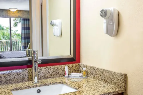 Days Inn by Wyndham Fort Lauderdale Airport Cruise Port Rooms Photos