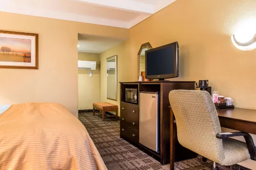 Clarion Hotel & Suites Hamden-New Haven Rooms Photos