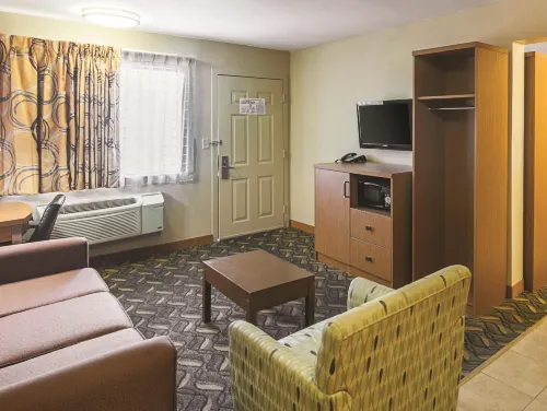 Days Inn & Suites by Wyndham Arlington Near Six Flags Rooms Photos