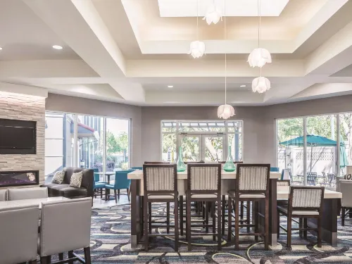 La Quinta Inn & Suites by Wyndham Orlando Lake Mary Restauration Photos