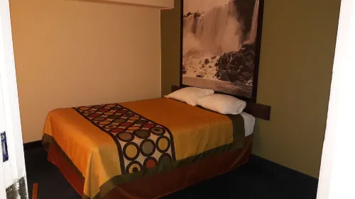 Super 8 by Wyndham Niagara Falls North Rooms Photos