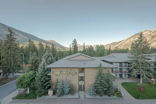 Banff Park Lodge Exterior Photos
