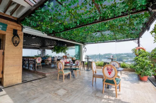 Belviu Hotel Bandung Public Areas Photos