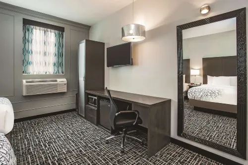La Quinta Inn & Suites by Wyndham Baltimore Downtown Chambres Photos