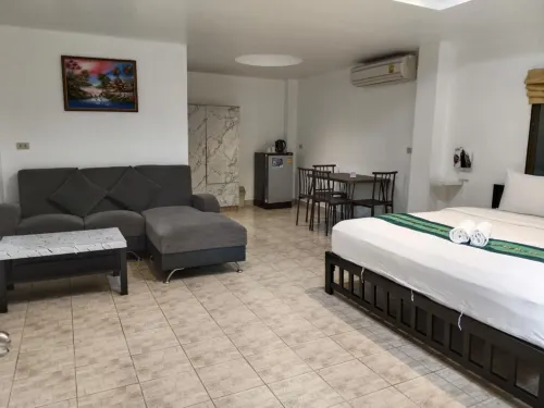 Phratamnak Inn - 100 Meter from Beach Photos