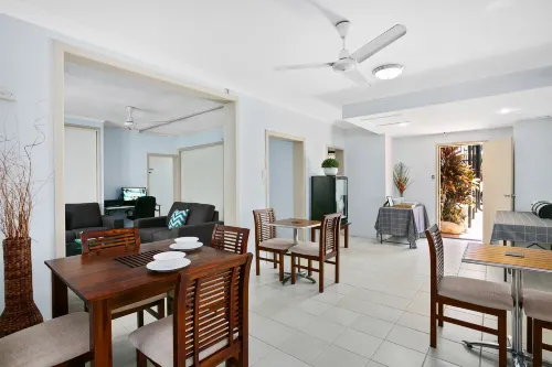Cairns City Palms Photos