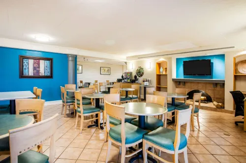 La Quinta Inn by Wyndham Norfolk Virginia Beach Restauration Photos