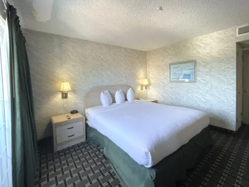 Ramada by Wyndham South El Monte Rooms Photos