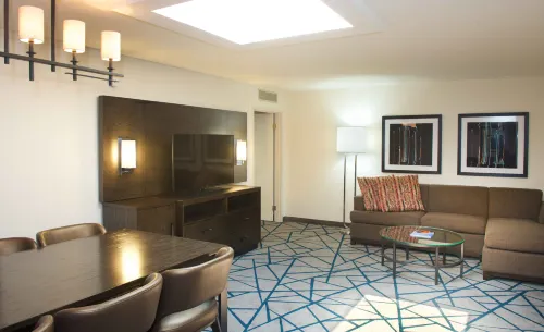 Embassy Suites by Hilton Detroit Livonia Novi Huoneet Photos