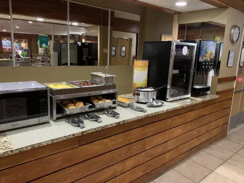 Quality Inn & Suites Pensacola Bayview Dining Photos