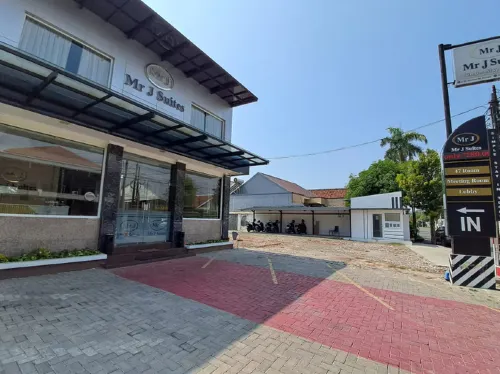 Mr J Suites Hotel Tegal Eksterior Photos