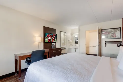 Super 8 by Wyndham Deerfield - Northbrook Featured Photos