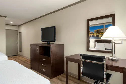 Baymont by Wyndham Monterey Park Zimmer Photos
