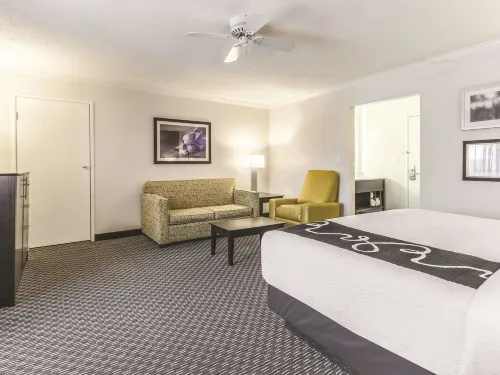 La Quinta Inn & Suites by Wyndham Cleveland - Airport North Rooms Photos