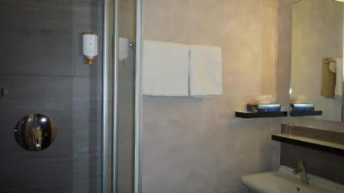 Hotel Cristall - Frankfurt City Zimmer Photos