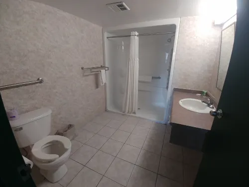Lexington Inn & Suites-Windsor Rooms Photos