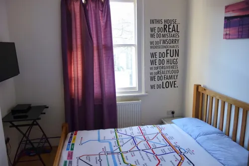 Saint James Backpackers Rooms Photos