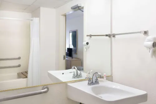 Howard Johnson by Wyndham Newburgh/West Point Rooms Photos