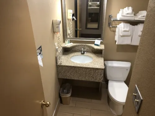 Quality Inn Near Joint Base Andrews-Washington Area Kamar Photos