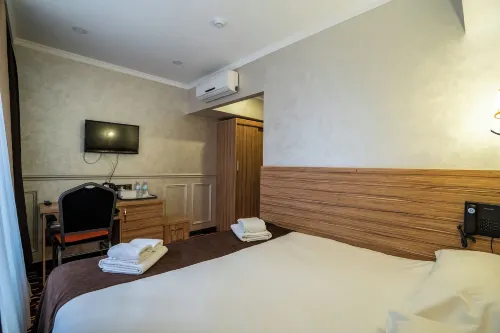 Mildom City Hotel Rooms Photos