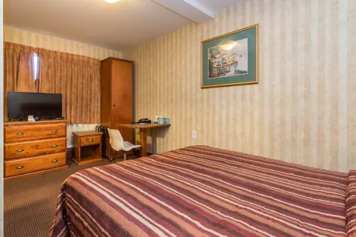 Canadas Best Value Inn Chinook Station Rooms Photos