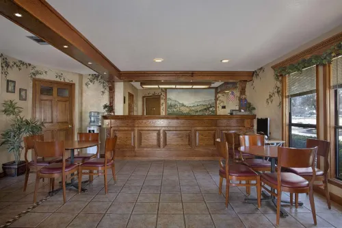 Travelodge by Wyndham Lemoore Near Naval Air Station Restauration Photos
