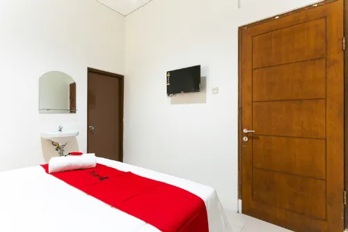 RedDoorz @ Urip Sumoharjo Solo Kamar Photos