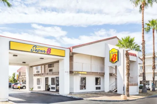 Super 8 Phoenix Metro North Featured Photos