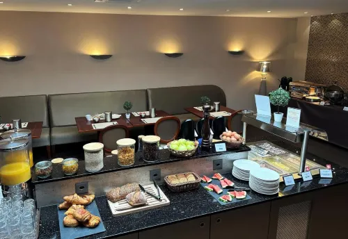 Drake Longchamp Dining Photos