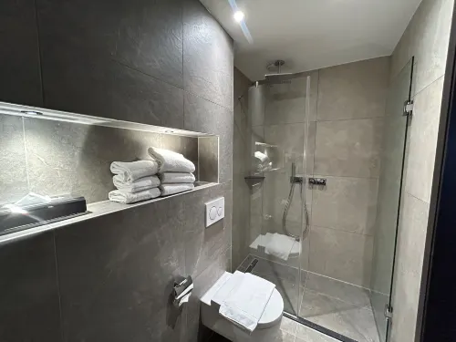 XO Hotels Blue Tower Zimmer Photos
