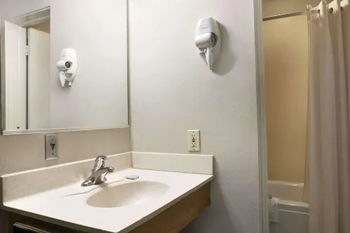 Travelodge by Wyndham Romulus Detroit Airport Zimmer Photos