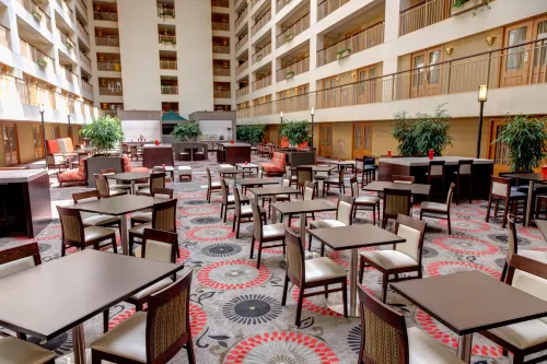 Embassy Suites by Hilton Chicago O'Hare Rosemont Dining Photos