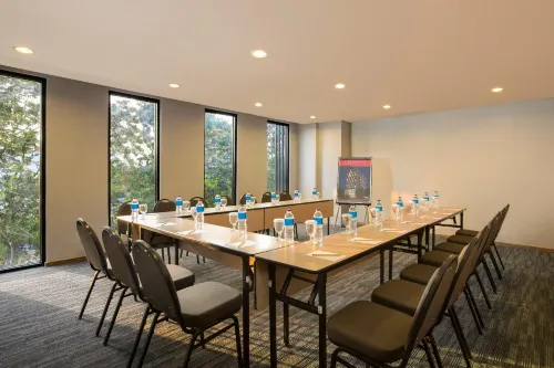 Up-Peak Hotel Simpang Lima Semarang Powered by Archipelago Fasilitas Bisnis Photos