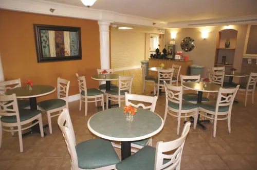 La Quinta Inn by Wyndham Norfolk Virginia Beach Restauration Photos