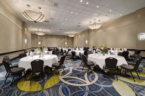 Hilton Chicago O'Hare Airport Restauration Photos