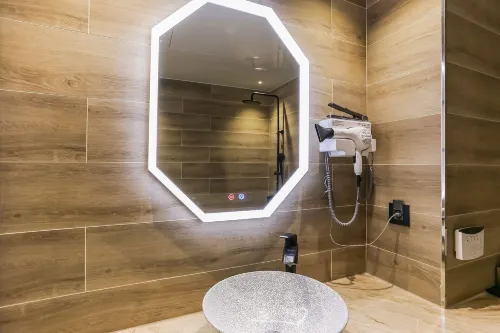 The Post Hotel Kamar Photos