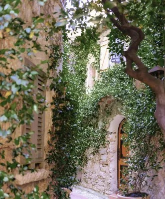 Hôtel Château de La Chèvre d’Or Extérieur Photos