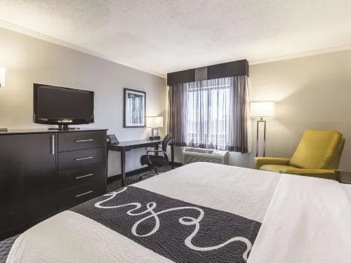 La Quinta Inn & Suites by Wyndham Cleveland - Airport North Photos