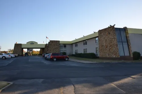 Days Inn by Wyndham Southern Hills/Oru Exteriör Photos