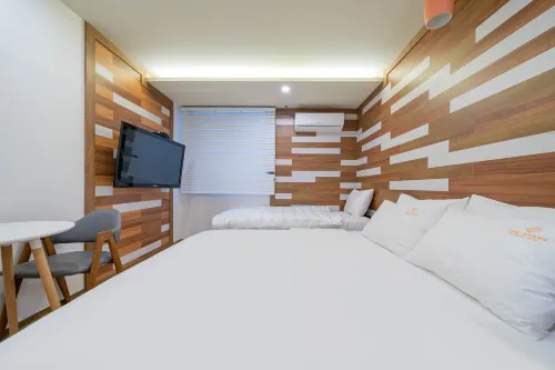 HY Realty Hotel Rooms Photos