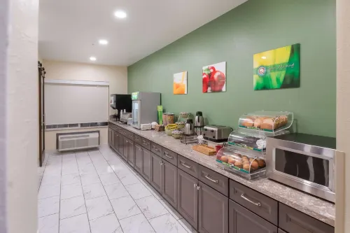 Quality Inn & Suites Airport West Dining Photos