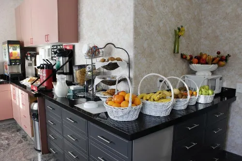 Days Inn by Wyndham Santa Monica Dining Photos
