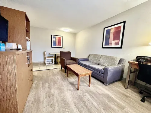 Days Inn & Suites by Wyndham Arlington Near Six Flags Rooms Photos