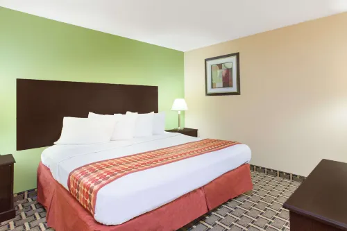 Days Inn & Suites by Wyndham Madison Heights MI Rooms Photos