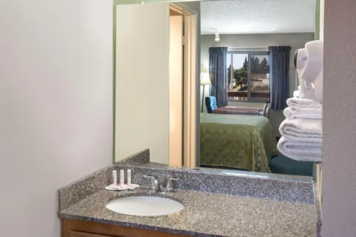 Days Inn by Wyndham Ontario Airport Camere Photos